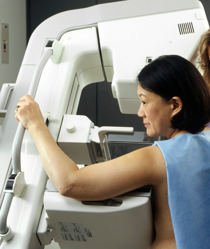 Patiente réalisant une mammographie dans un centre de radiologie à Marseille.