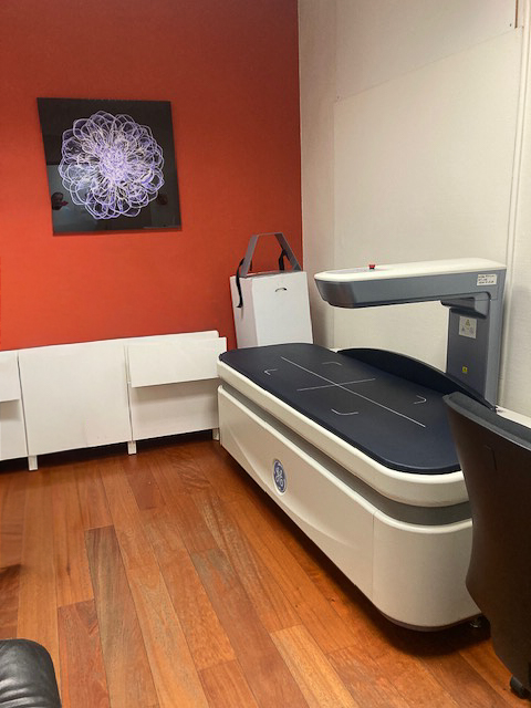 Table d’examen radiologique utilisée pour les radiographies à Marseille.