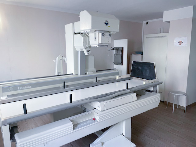 Table de radiologie moderne utilisée pour les examens d’imagerie médicale à Marseille.